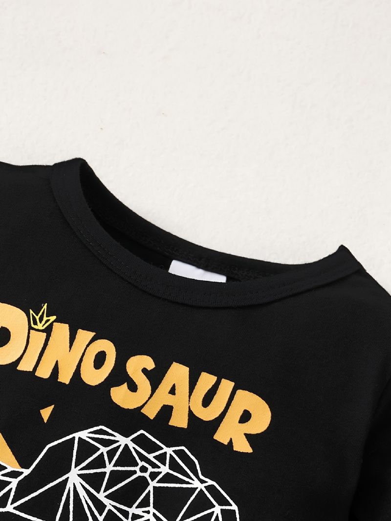 Chlapecký Top S Krátkým Rukávem A Slušivými Kalhotami A Kloboukem S Potiskem Kresleného Dinosaura